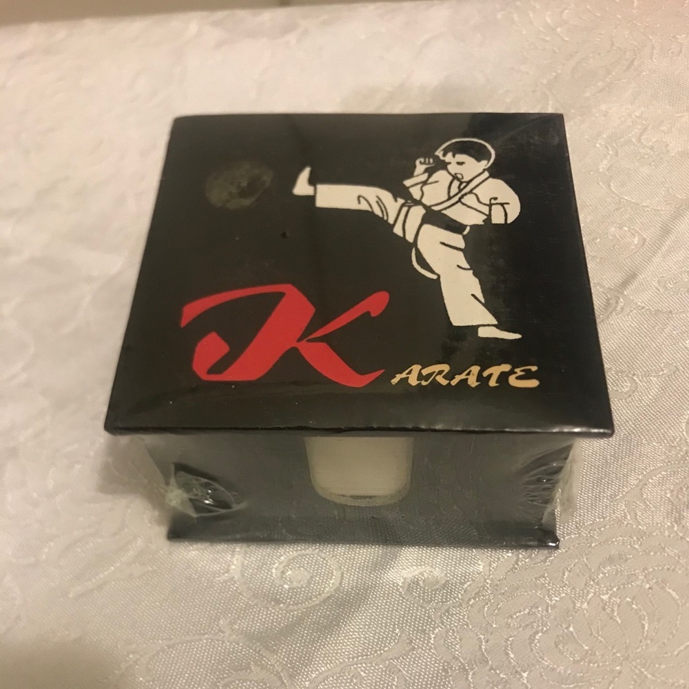 Flomo karate note paper holder.  Holds loose paper